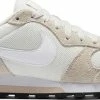 Nike MD Runner 2 - Sneakers - Dames - Maat 38 - Beige/Wit