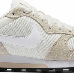 Nike MD Runner 2 - Sneakers - Dames - Maat 38 - Beige/Wit