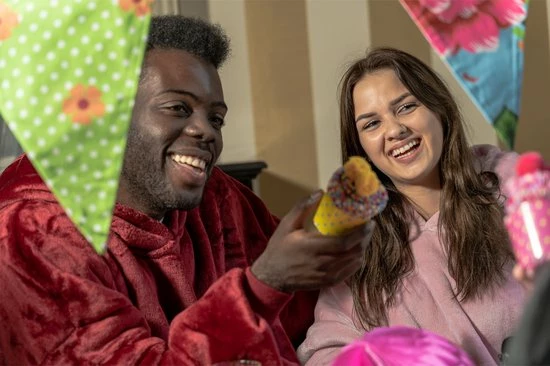 Cadovara Cupcake Sokken - Fluffy Huissokken - Zachte Bedsokken - One Size - Cadeauverpakking - Multicolor/Rood/Lichtblauw/Paars 6 Cadovara Cupcake Sokken - Fluffy Huissokken - Zachte Bedsokken - One Size - Cadeauverpakking - Multicolor/Rood/Lichtblauw/Paars - Afbeelding 4