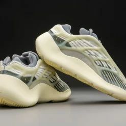 Adidas Yeezy 700 V3 Fade Salt ID1674 Maat 42 2/3 Kleur Als Op Foto -Dames-schoenen Winkel 550x366 89