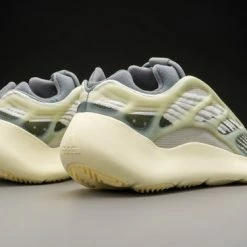 Adidas Yeezy 700 V3 Fade Salt ID1674 Maat 42 2/3 Kleur Als Op Foto -Dames-schoenen Winkel 550x366 91