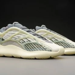 Adidas Yeezy 700 V3 Fade Salt ID1674 Maat 42 2/3 Kleur Als Op Foto -Dames-schoenen Winkel 550x366 92