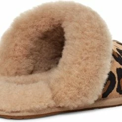 UGG W Scuffette II Spotty Dames Sloffen - Natural - Maat 38 -Dames-schoenen Winkel 550x377 1