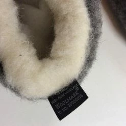 LuLu Wonen LuLu- Grijze Wollen Sloffen / Pantoffels Met Antislip Zool - Maat 41 - Enkelhoog - Dames En Heren 17 LuLu Wonen LuLu- Grijze Wollen Sloffen / Pantoffels Met Antislip Zool - Maat 41 - Enkelhoog - Dames En Heren -Dames-schoenen Winkel 550x410 10