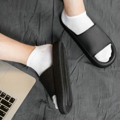 Geweo - Badslippers - EVA Slippers Heren Dames - Pillow Slides - Kerstmis - Kerstfeest - Christmas Gift - Unisex - Verdikte - Antislip - Lichtgewicht - Zwart - Maat 44/45 18 Geweo - Badslippers - EVA Slippers Heren Dames - Pillow Slides - Kerstmis - Kerstfeest - Christmas Gift - Unisex - Verdikte - Antislip - Lichtgewicht - Zwart - Maat 44/45 -Dames-schoenen Winkel 550x550 77