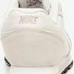 Nike MD Runner 2 - Sneakers - Dames - Maat 38 - Beige/Wit -Dames-schoenen Winkel 550x808 4